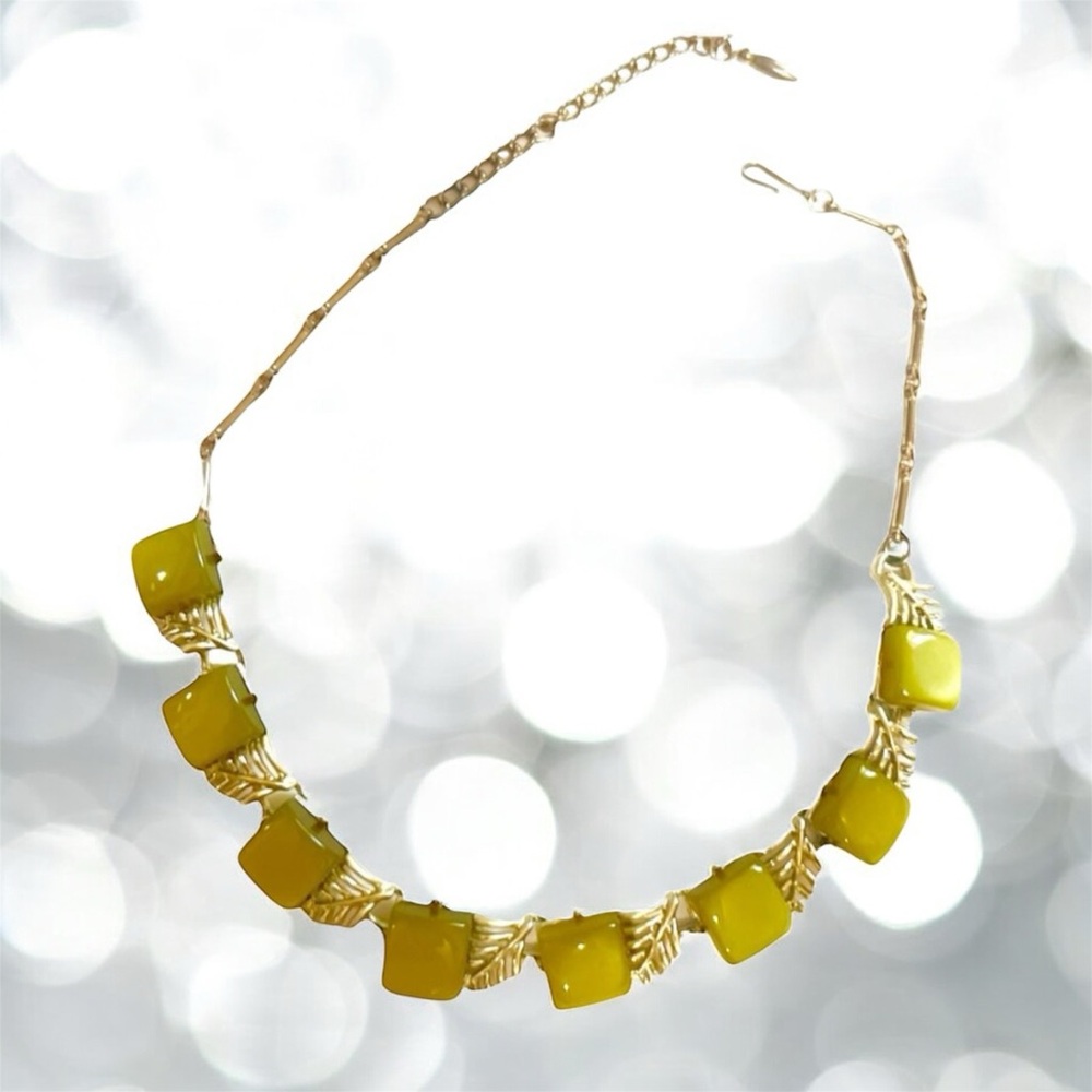 1950βs Yellow Moonglow Thermosetβ Choker Necklace w Silver Hardware, 8.5/9β
